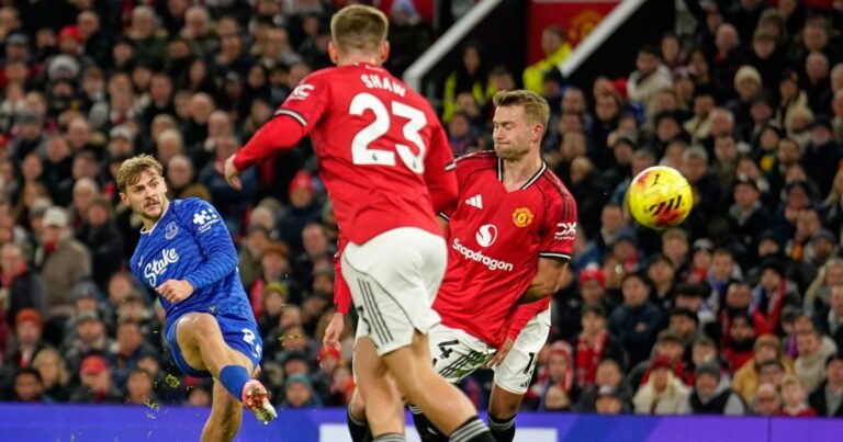 Everton beat Man Utd despite Gueye seeing red for slapping teammate | Football News