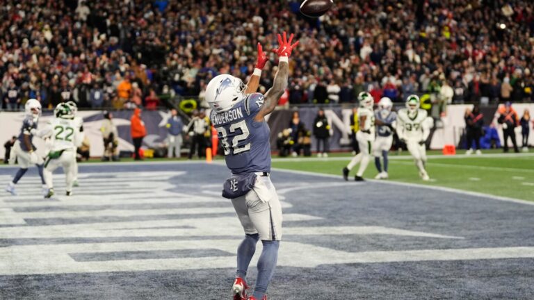 TreVeyon Henderson scores 3 TDs, Patriots beat Jets 27-14 for 8th straight win