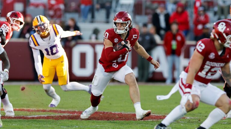 Mateer throws late TD pass, No. 8 Oklahoma beats LSU 17-13 to likely secure playoff spot