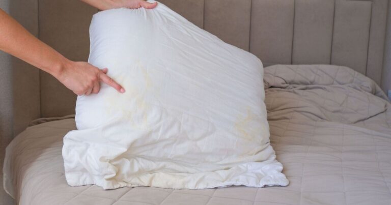 How to remove pillow stains in 30 minutes using 2 household items