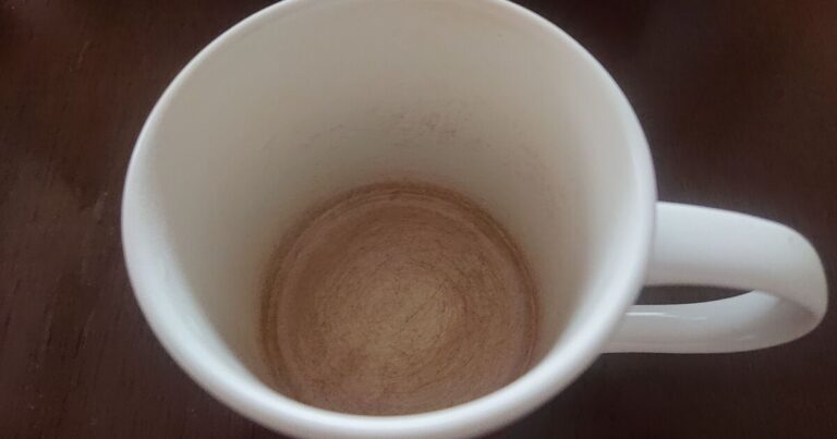 How to remove stains from tea cups naturally without scrubbing