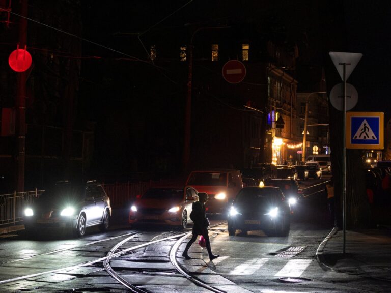 Russian attacks cut power for thousands in Ukraine as peace talks press on | News