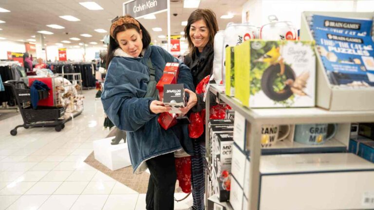 Retail sales unchanged in October as shoppers moderated spending due to economic uncertainty