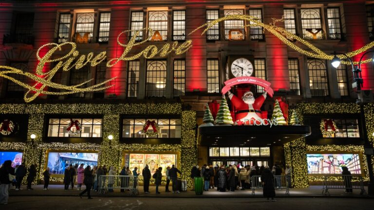 How to reduce financial stress during the holiday season