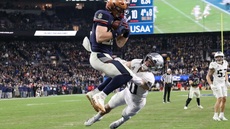 No. 22 Navy rallies past Army on Horvath’s 4th-down TD toss