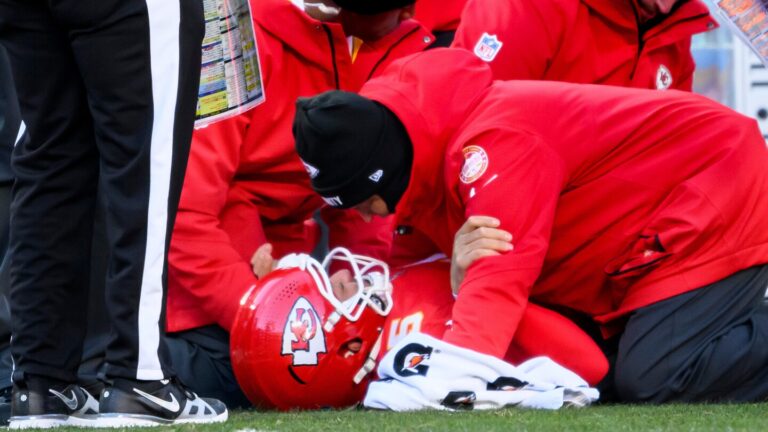 Chiefs’ Patrick Mahomes begins rehab after knee surgery
