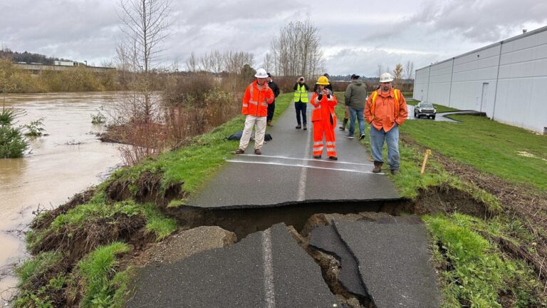 Breach in levee south of Seattle prompts evacuation order and flood warning