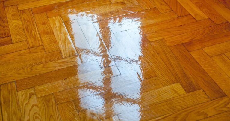 How to clean wooden floors and repel dust longer with 1 simple item